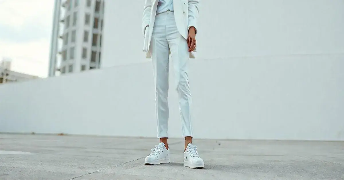 Tendências de moda com tênis branco